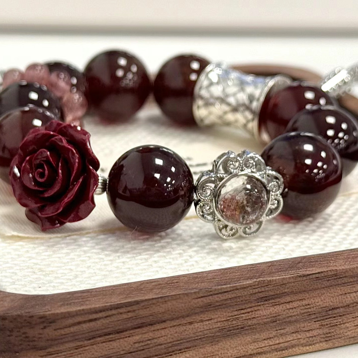 Rhodolite Garnet meaning:Benefits,Healing Properties & Uses