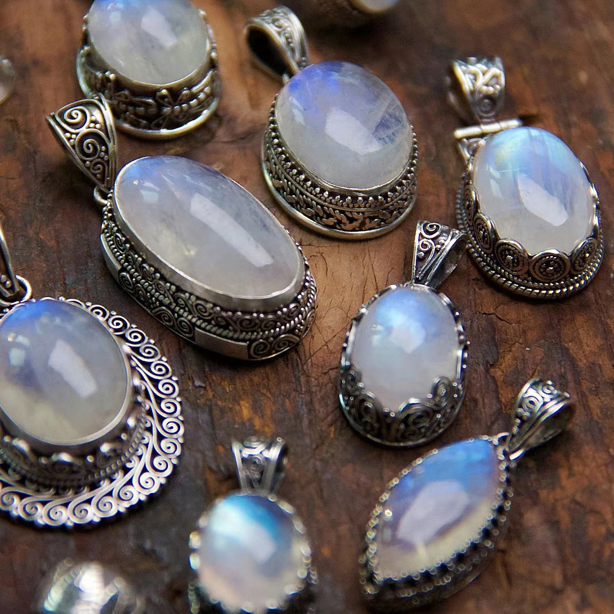 The Spiritual Energy of White Moonstone:Meanings, Healing Properties＆Benefits