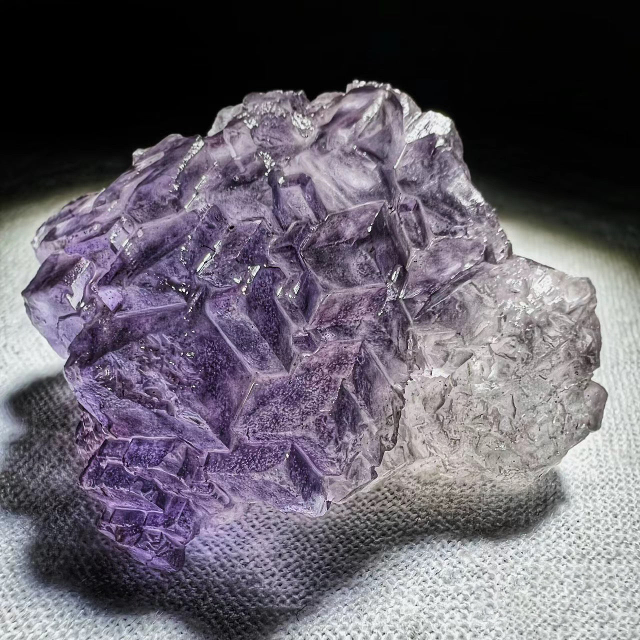 Purple fluorite Spiritual meaning: Healing Properties，Benefits ＆ Uses