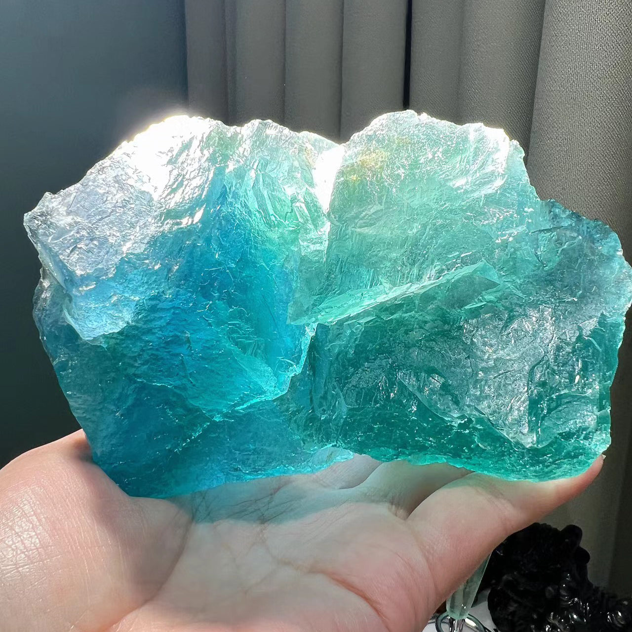 Blue Green Fluorite Spiritual meaning: Benefits,Healing Properties ＆ Uses